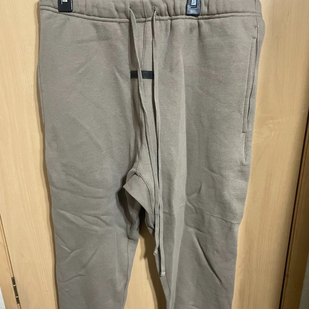 UNISEX MEDIUM - FEAR OF GOD ESSENTIALS JOGGER SWEATPANTS - LIGHT BROWN/MOCHA